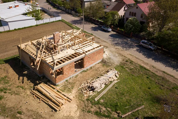 Letecký Pohled Nedokončený Cihlový Dům Dřevěnou Konstrukcí Střešního Rámu Výstavbě — Stock fotografie