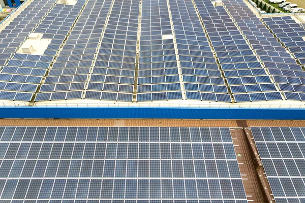 Sanayi Binasının Çatısına Monte Edilmiş Mavi Fotovoltaik Panelleri Olan Güneş — Stok fotoğraf