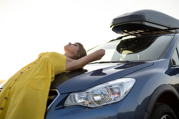 Junge Autofahrerin Rastet Lauen Sommerabenden Neben Ihrem Auto Aus — Stockfoto