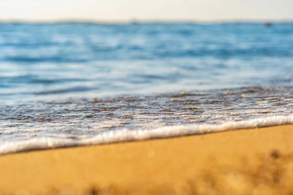 Yazın Güneşli Sahillerde Sarı Kumsal Üzerinde Açık Mavi Suyla Küçük — Stok fotoğraf