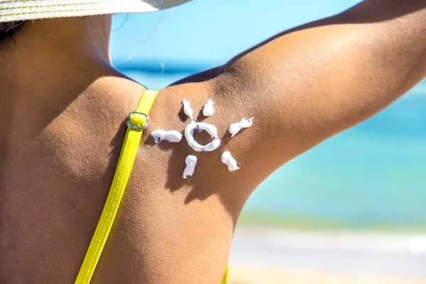 Vista Posterior Una Mujer Joven Bronceándose Playa Con Protector Solar —  Fotos de Stock