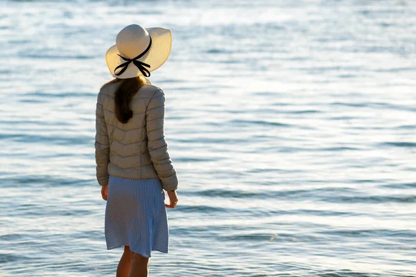 Giovane Donna Cappello Paglia Vestito Piedi Sola Sulla Spiaggia Sabbia — Foto Stock