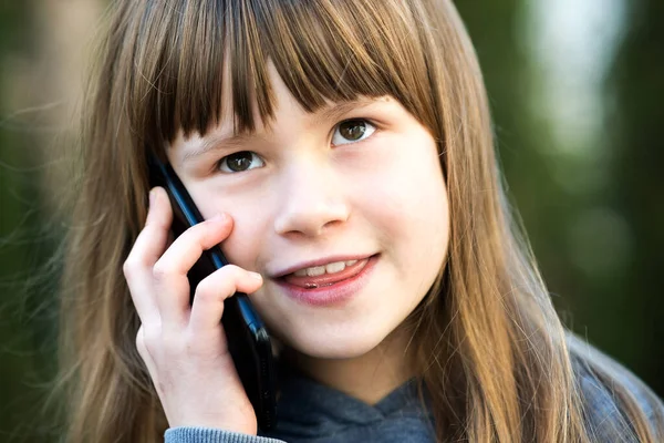 Csinos Hosszú Hajú Mobilon Beszélő Kislány Portréja Egy Kislány Okostelefonnal — Stock Fotó