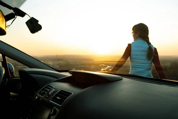 Vista Desde Interior Una Joven Mujer Pie Cerca Coche Disfrutando — Foto de Stock