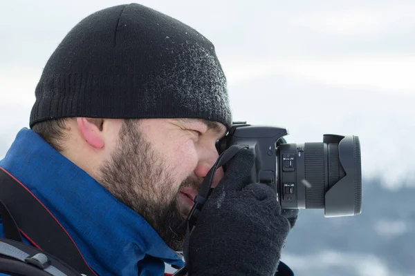 Muž Fotí Fotoaparátem Zimě — Stock fotografie