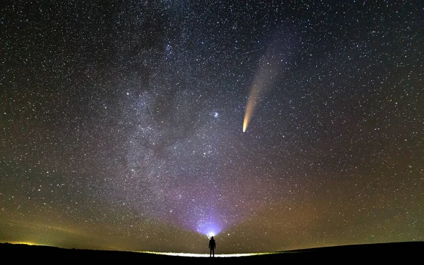 2020 Neowise 彗星在星空照射明亮光束的科学家的小轮廓 其头上有手电筒 空间探索概念 — 图库照片