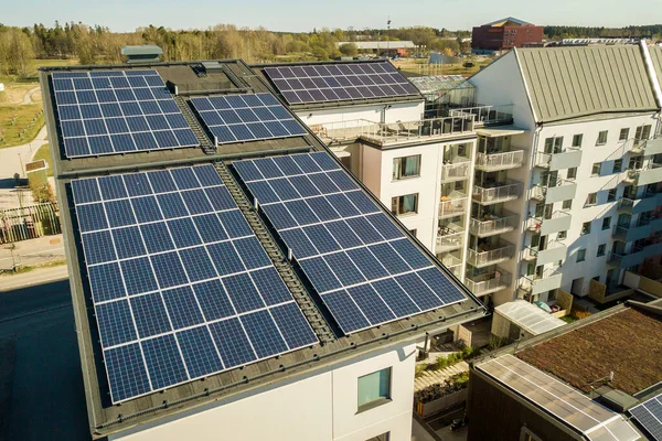 Luftaufnahme Von Photovoltaik Sonnenkollektoren Auf Dem Dach Eines Wohnblocks Zur lizenzfreie Stockbilder