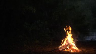 Parlak sarı şenlik ateşi gece yanıyor.