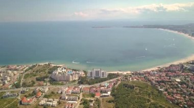 Karadeniz kıyısındaki Sunny Beach şehrinin hava manzarası. Birçok otel binası ve turistik altyapısı olan en iyi kumsal manzarası.