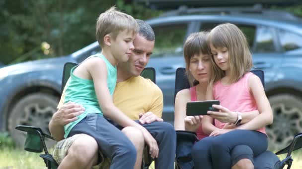 Jovem Família Sentados Juntos Acampamento Navegando Telefone Móvel — Vídeo de Stock