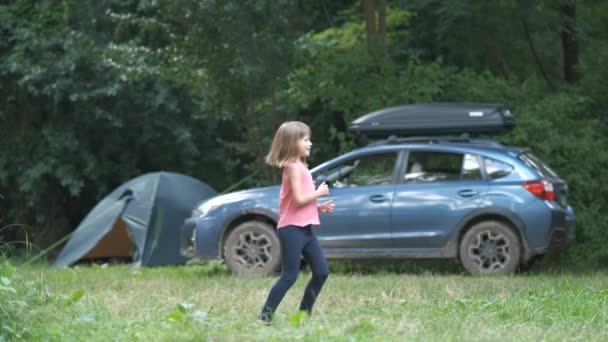 Маленькая Девочка Счастливо Танцует Лагере Летом — стоковое видео