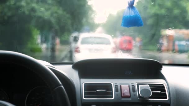 Widok Bliska Wewnątrz Krople Wody Deszczowej Spadające Szybę Samochodową — Wideo stockowe