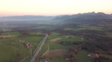 Avrupa 'da hızlı giden trafiğe sahip otoyol manzaralı.
