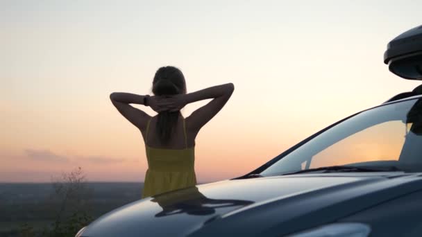 Νεαρή Γυναίκα Οδηγός Καλοκαιρινό Φόρεμα Στέκεται Κοντά Στο Αυτοκίνητό Της — Αρχείο Βίντεο