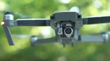 Bulanık pervaneli ve havada uçan video kameralı bir helikopter..