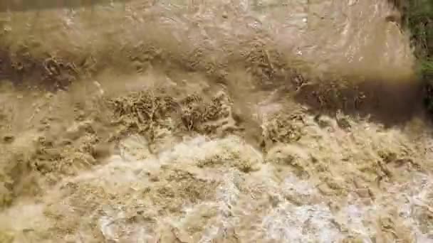 Widok Powietrza Brudnej Rzeki Błotnistą Wodą Okresie Powodzi Podczas Ulewnych — Wideo stockowe