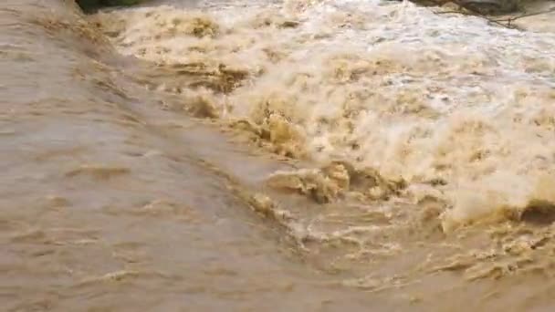 Schmutzwasser Des Schlammigen Flusses Der Überschwemmungszeit Bei Starkregen Frühjahr — Stockvideo