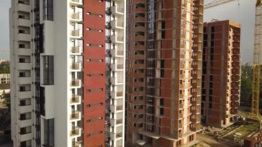 İnşaat halindeki uzun apartmanların havadan görünüşü. Gayrimenkul geliştirme.