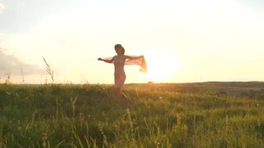 Gün batımında dışarıda Amerikan bayrağıyla poz veren mutlu genç kadın. Amerika 'nın bağımsızlık gününü kutlayan pozitif kız. Uluslararası Demokrasi Günü.