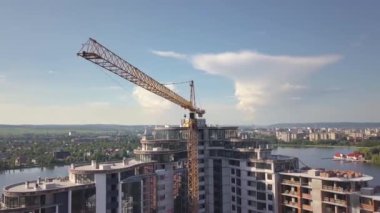 İnşaat halindeki yeni yerleşim yerinin havadan görüntüsü.