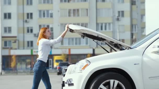 Jeune Femme Stressée Conductrice Près Une Voiture Cassée Avec Capot — Video