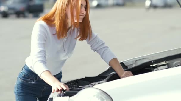 Mladá Stresovaná Žena Řidič Poblíž Rozbité Auto Prasklou Kapotu Prbreakdown — Stock video