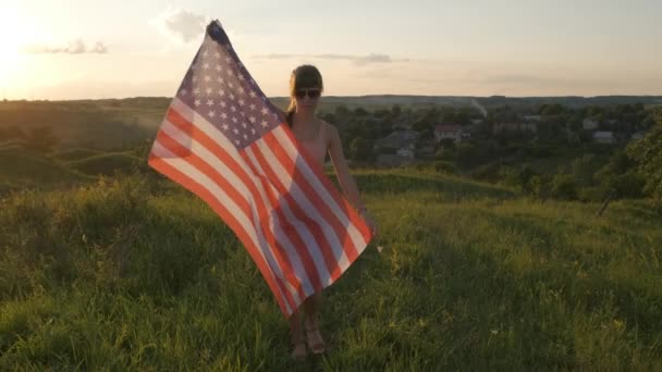 Joyeux Jeune Femme Posant Avec Drapeau National Des États Unis — Video