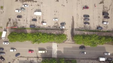 Hareket halindeki arabaların ve yaya geçitlerinin olduğu caddelerin yukarıdan aşağı hava görüntüsü..
