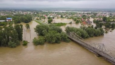 Ukrayna 'nın batısındaki Halych kasabasındaki Dnister nehrinin kirli sularıyla dolu su basmış evlerin havadan görüntüsü..