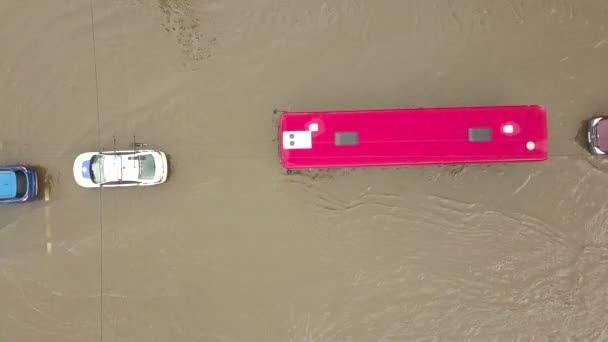 Vista Aérea Los Coches Tráfico Que Conducen Por Carretera Inundada — Vídeo de stock