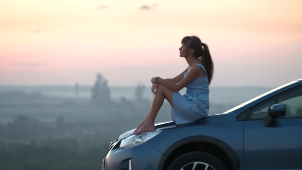Счастливая Молодая Женщина Водитель Синем Платье Лежащая Капоте Своей Машины — стоковое видео