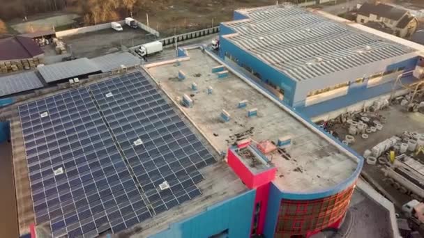 Vista Aérea Muitos Painéis Solares Montados Telhado Edifício Industrial — Vídeo de Stock