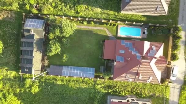 Luftaufnahme Eines Autonomen Hauses Mit Sonnenkollektoren Auf Dem Dach Und — Stockvideo