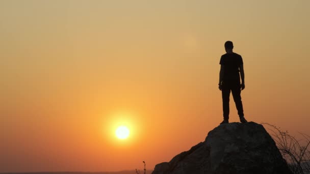 Silhouette Uomo Escursionista Che Scende Solo Una Grande Pietra Tramonto — Video Stock