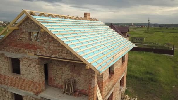 Luftaufnahme Eines Bau Befindlichen Backsteinhauses Mit Holzdachstuhl — Stockvideo