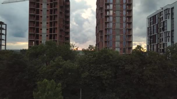 建設中の高層住宅のアパートの建物の空中ビュー 不動産開発 — ストック動画