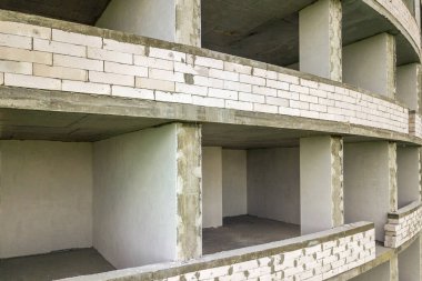 İnşaat halindeki yeni apartman cephesinin içindeki odalar..