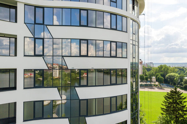 Много окон на фасаде нового жилого дома.