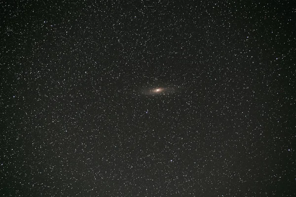 Estrellas Negras Noche Cubrieron Cielo Con Brillante Galaxia Andrómeda Medio —  Fotos de Stock