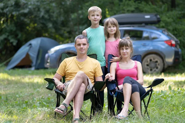 Padres Jóvenes Felices Sus Hijos Descansando Juntos Camping Verano —  Fotos de Stock