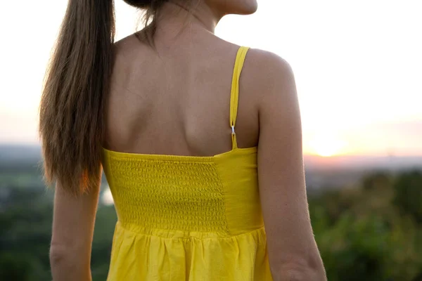 Nahaufnahme Einer Jungen Frau Gelben Sommerkleid Die Draußen Steht — Stockfoto