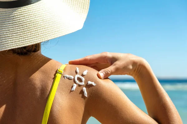 Vista Posterior Una Mujer Joven Bronceándose Playa Con Protector Solar —  Fotos de Stock