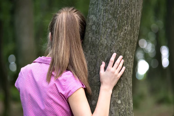 Młoda Zmęczona Kobieta Odpoczywa Pochylając Się Pnia Drzewa Letnim Lesie — Zdjęcie stockowe