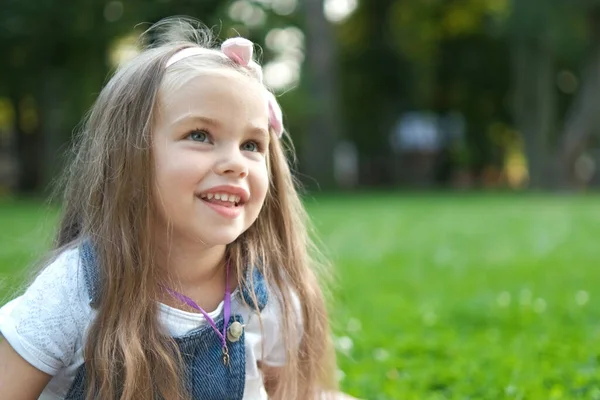 Portret Van Mooi Kind Meisje Zitten Zomer Park Glimlachen Gelukkig — Stockfoto