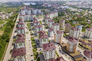 Daire ya da ofis manzarası yüksek binalar, park edilmiş arabalar, şehir manzarası. Drone hava fotoğrafçılığı.