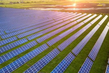 Mavi güneş voltaik panelleri sistemi kırsal alanda yenilenebilir temiz enerji üretiyor ve güneş arkaplanı oluşturuyor.