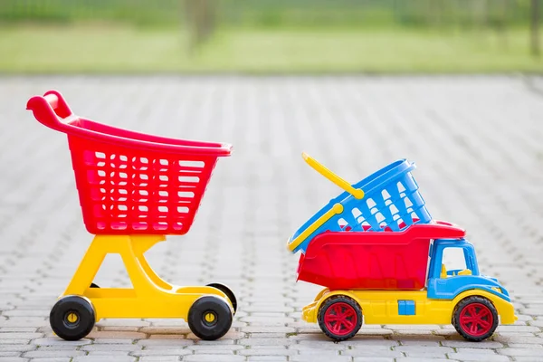 Jasne Plastikowe Kolorowe Zabawki Dla Dzieci Świeżym Powietrzu Słoneczny Letni — Zdjęcie stockowe
