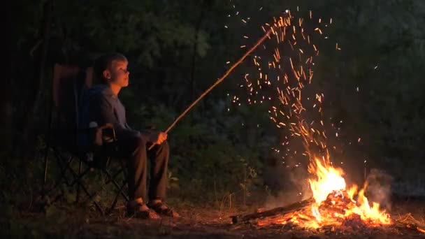 Niño Sentado Cerca Encender Fuego Con Chispas Brillantes Noche — Vídeos de Stock