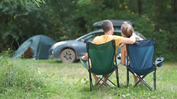 Joyeux Couple Assis Sur Des Chaises Camping Câlins Parlant Joyeusement — Video