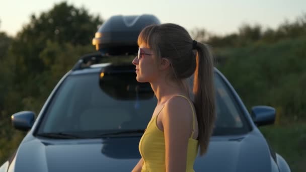 Mujer Joven Feliz Pie Cerca Coche Disfrutando Vista Del Atardecer — Vídeos de Stock